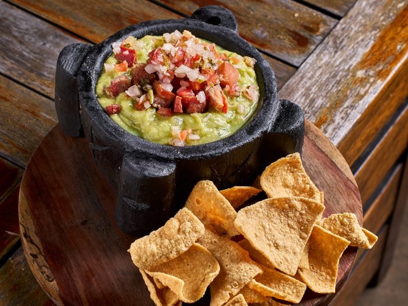 Molcajete de Guacamole y Chicharrón