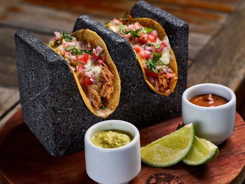 Tacos de pollo con mole x 2 und